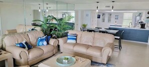 Condo, varias camas, balcón, vista al océano (Saida Tower 506) | Área de sala de estar | Televisión de pantalla plana de 42 pulgadas con canales digitales 