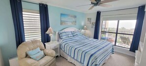 Condo, várias camas, sacada, vista para o oceano (Saida Tower 506) | 3 quartos, individualmente decorados, individualmente mobiliados