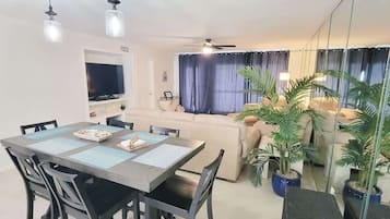 Condo, varias camas, balcón, vista al océano (Saida Tower 506) | Restaurantes