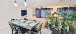 公寓客房, 多張床, 陽台, 海景 (Saida Tower 506) | 用餐區
