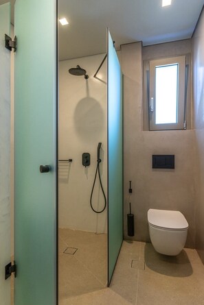 Douche, savon, shampoing, papier toilette