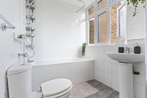 Secador de pelo, toallas