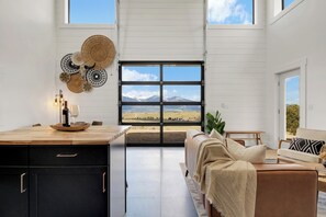 TV, stereo - The Bitterroot Bunkhouse (Ravalli County)