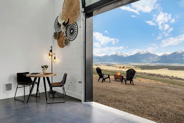 Outdoor dining - The Bitterroot Bunkhouse (Ravalli County)