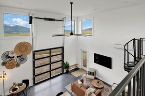 TV, stereo - The Bitterroot Bunkhouse (Ravalli County)