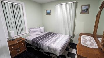 4 bedrooms, iron/ironing board, free WiFi, bed sheets