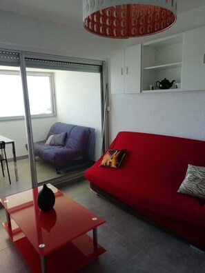 TV, books - Studio VUE MER (Agde)