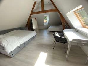 5 bedrooms, WiFi, bed sheets