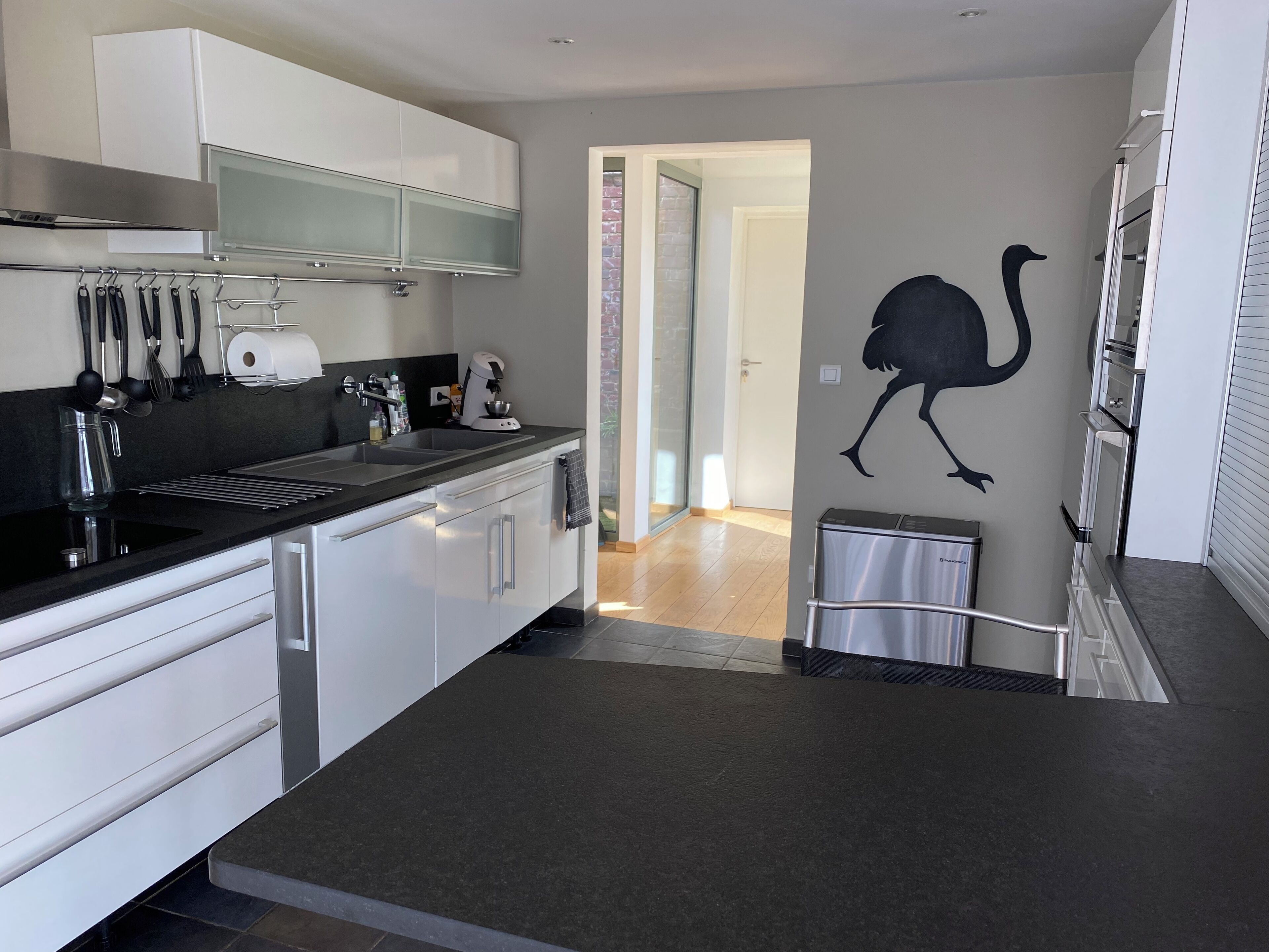 Een vaatwasser, een kinderstoel