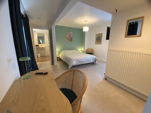 5 bedrooms, WiFi, bed sheets