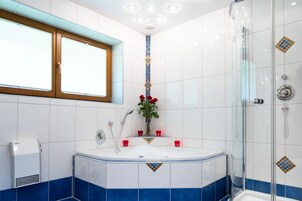 Apartamento exclusivo | Baño | Artículos de higiene personal gratuitos y secador de pelo