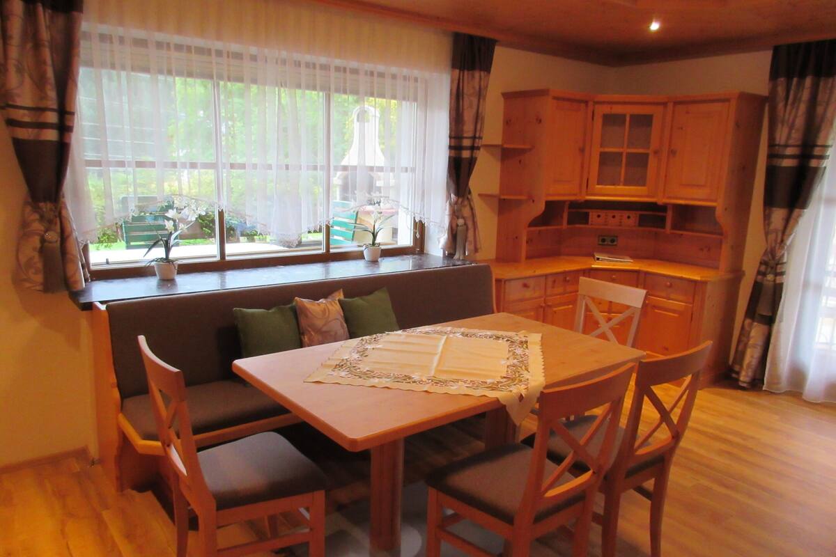 Leilighet – deluxe | Oppholdsområde | En 32-tommers Flatskjerm-TV med kabel-kanaler samt leker