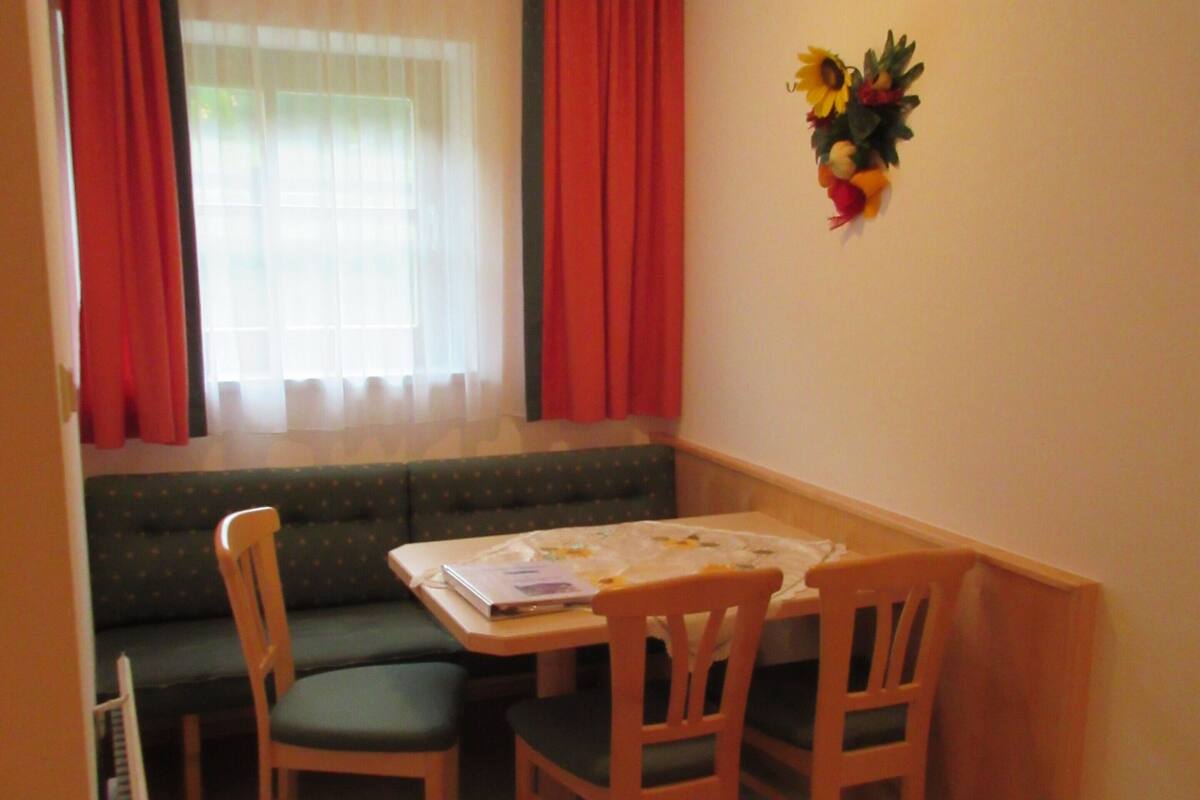 Leilighet – classic, hageutsikt, 1. etasje | Oppholdsområde | En 32-tommers Flatskjerm-TV med kabel-kanaler samt leker