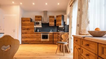 Apartemen Eksklusif | Dapur pribadi | Lemari es di ruangan bersama dan microwave di ruangan umum