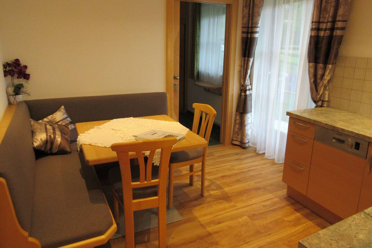 Leilighet – classic, terrasse, 1. etasje | Oppholdsområde | En 32-tommers Flatskjerm-TV med kabel-kanaler samt leker