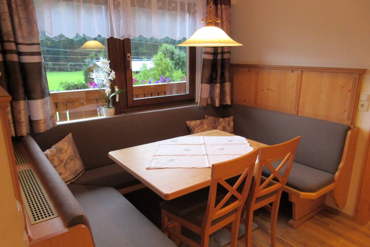 Leilighet – comfort | Oppholdsområde | En 32-tommers Flatskjerm-TV med kabel-kanaler samt leker