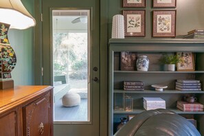 Interior - Cozy Cottage Close to Downtown (Beaufort)