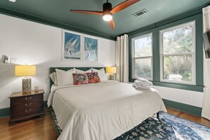 3 bedrooms, desk, WiFi, bed sheets