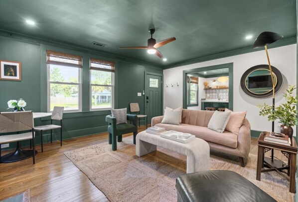 TV - Cozy Cottage Close to Downtown (Beaufort)