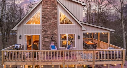 Luxury Family Retreat - Hot Tub, Game Room