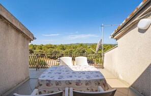 Outdoor dining - Stunning apartment in Sibenik with WiFi (Sibenik)