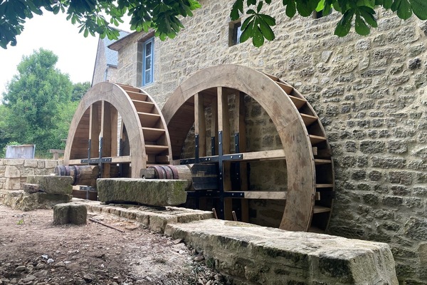 Roues en chêne à augets fermés en rotation 24/7
