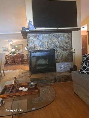 Smart TV, fireplace