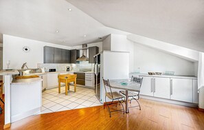 Kühlschrank, Ofen, Geschirrspüler, Wasserkocher mit Kaffee-/Teezubehör