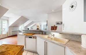 Kühlschrank, Ofen, Geschirrspüler, Wasserkocher mit Kaffee-/Teezubehör