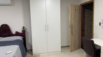 1 habitación, tabla de planchar con plancha, wifi y ropa de cama