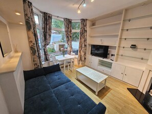 Una Smart TV, una chimenea