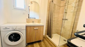 Douche, sĂšche-cheveux, serviettes fournies, papier toilette