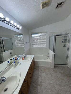 ヘアドライヤー、タオル、石鹸、シャンプー