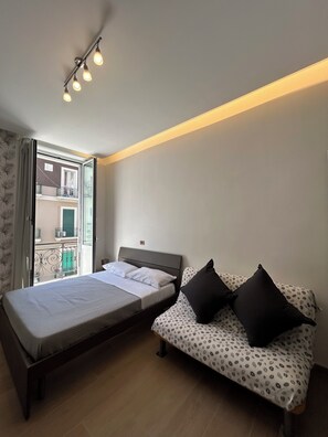 Premium Quadruple Room, City View | Free WiFi, bed sheets - Binario14 Beb piazza Garibaldi  (Naples)