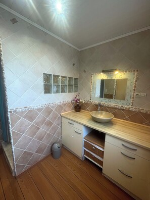 Douche, sèche-cheveux, serviettes fournies, papier toilette