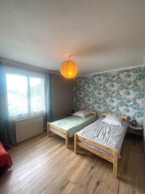 3 chambres, fer et planche à repasser, Wi-Fi gratuit, draps fournis