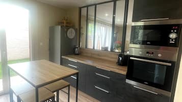 Een koelkast, een microgolfoven, een oven, een kookplaat