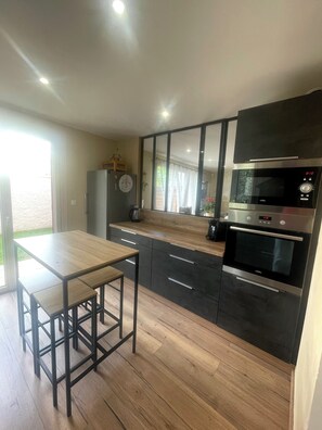 Kylskåp, mikrovågsugn, ugn och spishäll