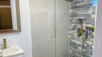 Secadora de cabello, toallas, jabón, papel de baño