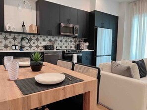 Fridge, microwave, oven, stovetop - Luxe Getaway Close to Schlitterbahn in Freiheit-NB (New Braunfels)