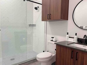 Dusj, hårføner, håndklær og såpe