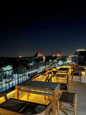 Rooftop terrace - Almas Pyramids View (Giza)