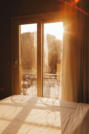 Deluxe Double Room, Balcony, Mountain View | Egyptian cotton sheets, premium bedding, pillowtop beds, minibar - Almas Pyramids View (Giza)