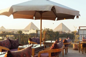Rooftop terrace - Almas Pyramids View (Giza)