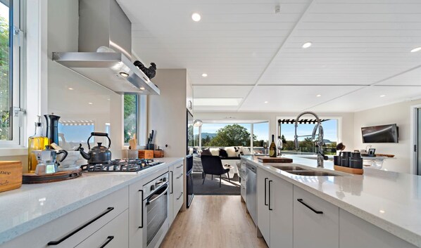 Mikrobølgeovn, ovn, kogeplade, opvaskemaskine