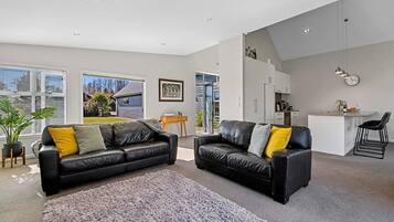 Fernseher, Kamin, Bücher