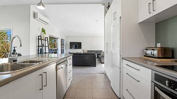 Mikrowelle, Ofen, Herdplatte, Geschirrspüler