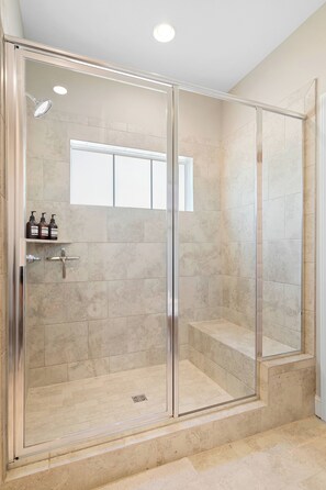 Shower, hair dryer, towels, soap - Family-Friendly 3BR w/ Office. 10 Min to AU & RTJ. Sleeps 8! (Auburn)