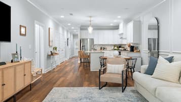 TV connectée, livres, médiathèque