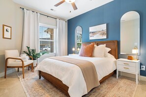 3 habitaciones, escritorio y tabla de planchar con plancha 